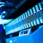 Rak server komputer dengan lampu biru di pusat data teknologi informasi